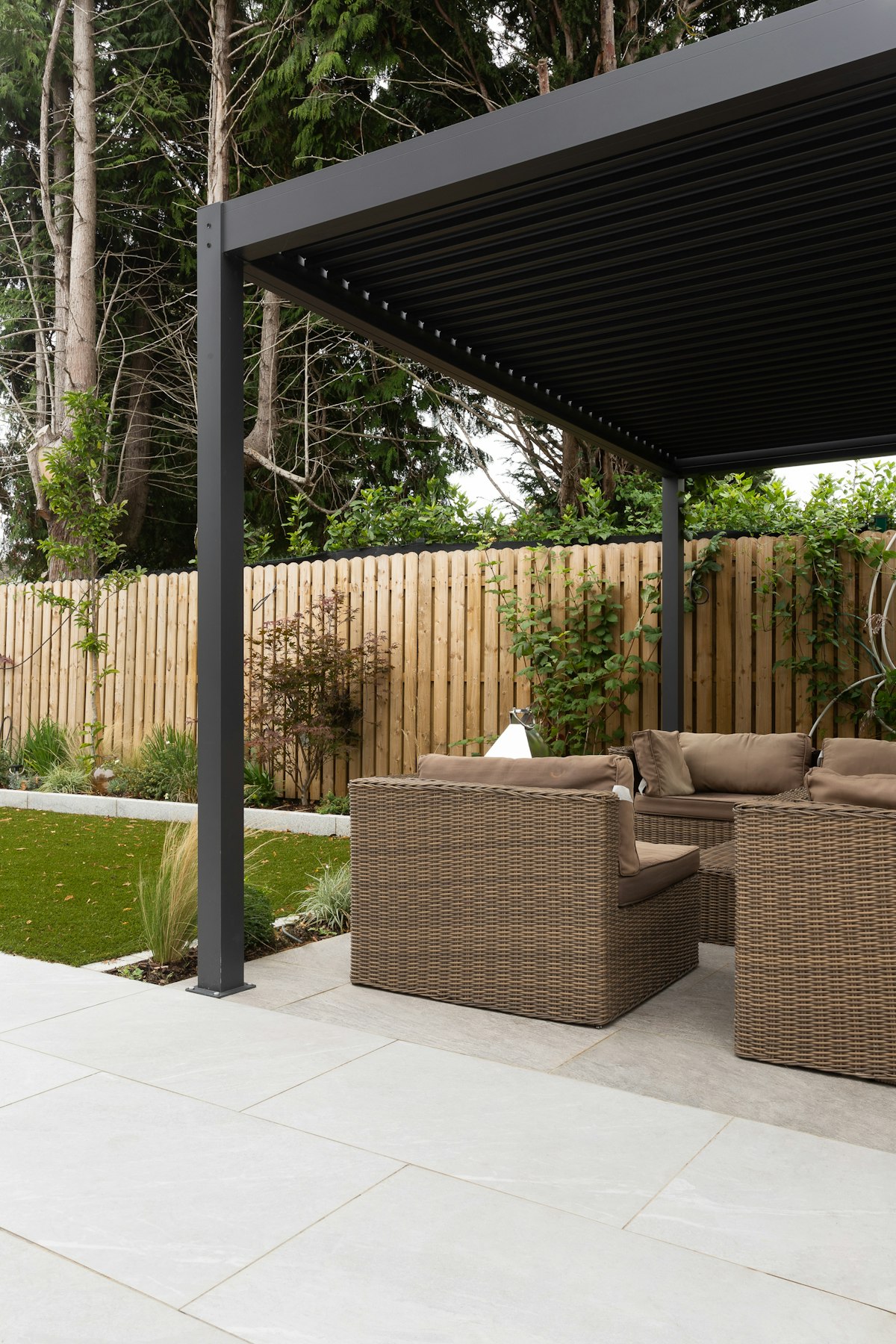 Outdoor lounge area with antimicrobial pet turf — zero odor, zero stains, zero maintenance.